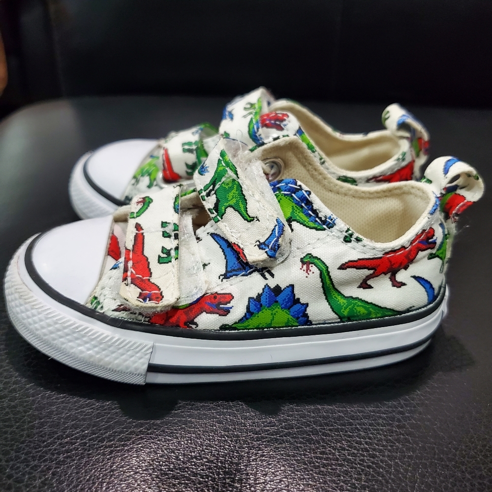 Size 5 toddler Dinosaur print Low Top Converse used..so cute.